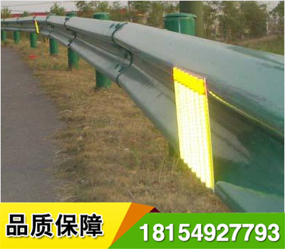 道路輪廊標(biāo)的英文名稱 Delineator，它是沿道路兩側(cè)邊緣設(shè)置、用于顯示道路邊界輪廓、指引車輛正常行駛、具有逆反射性能的一種交通安全設(shè)施，從功能上說，輪廓標(biāo)是一種視線誘導(dǎo)設(shè)